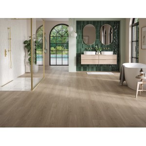 Verlegter Parador Vinylboden Basic 5.3 Eiche Regent Grau im Badezimmer.