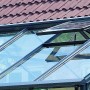 Detailaufnahme des Juliana Premium 8 Gewächshauses in Anthrazit mit geöffnetem Dachfenster.