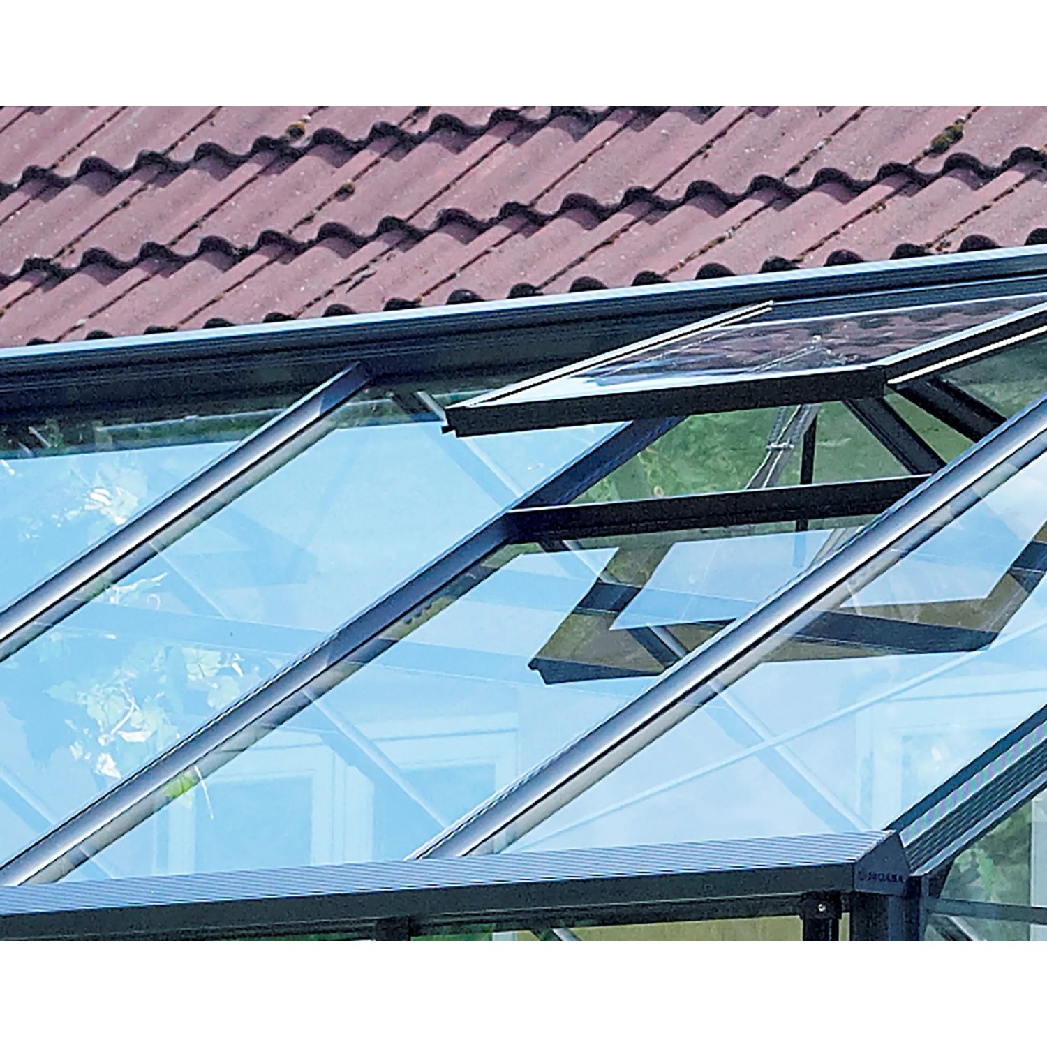 Detailaufnahme des Juliana Premium 8 Gewächshauses in Anthrazit mit geöffnetem Dachfenster.
