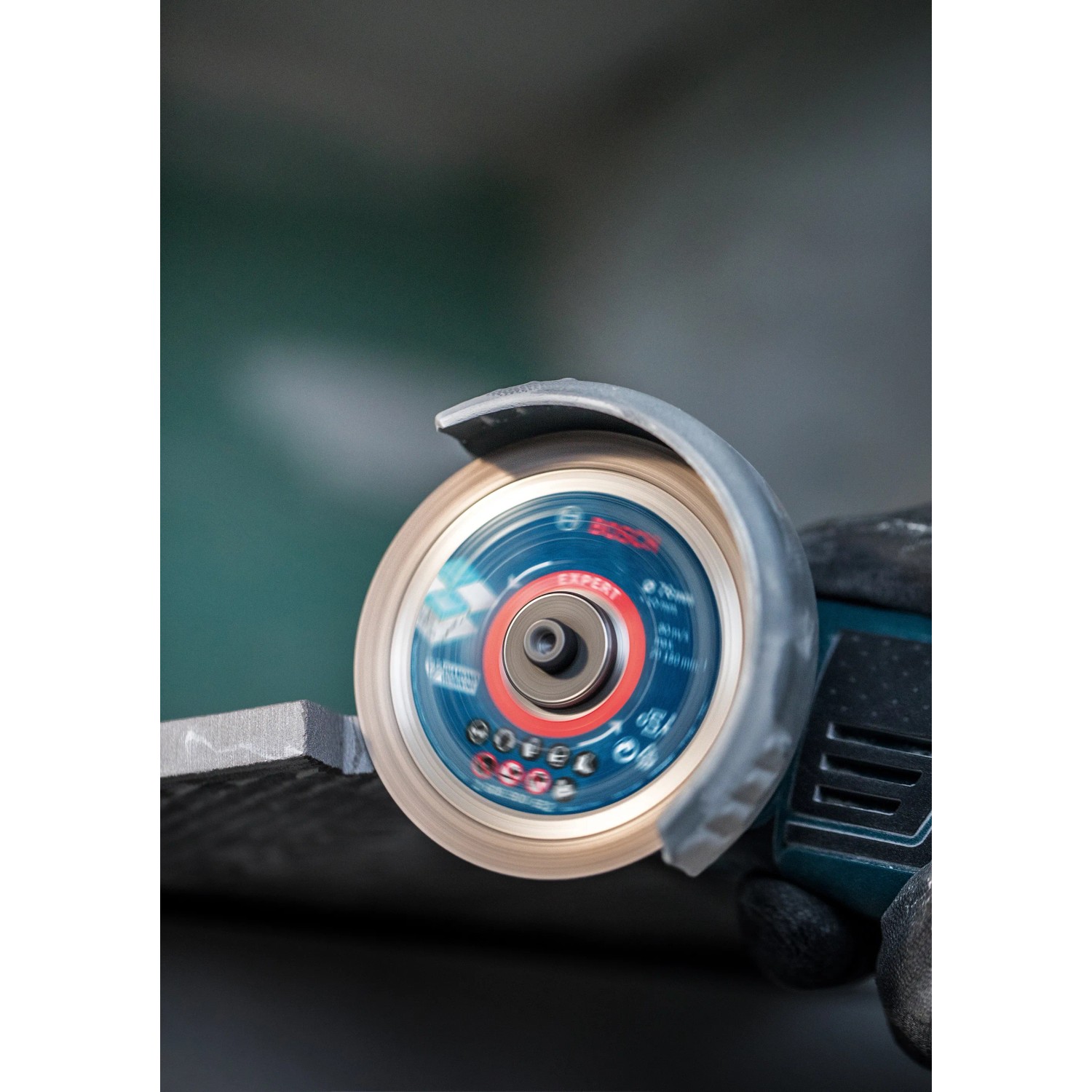 Bosch Expert Diamanttrennscheibe Hard Keramik, 76mm im Einsatz am Winkelschleifer.