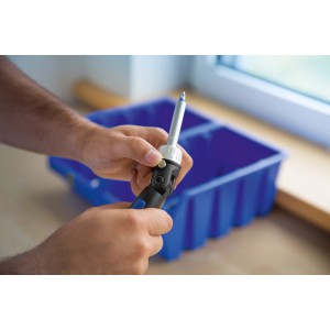 Flexibler LUX Ratschenbit-Schraubendreher in Aktion, ideal für schwer zugängliche Stellen.