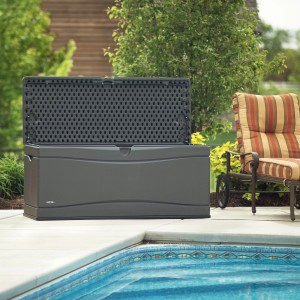 Geöffnete, lichtgraue Lifetime Gartenbox (153 cm) neben Pool und Gartenstuhl. Universalbox mit viel Stauraum.