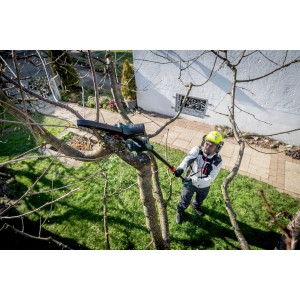 Mann schneidet Baum mit Metabo Akku-Gehölzsäge MS 18 LTX 15. Inkl. Akku, Ladegerät und Tasche.