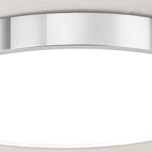 Runde, flache LED Deckenleuchte in Chrom, Ø 28 cm, mit weißem Diffusor an heller Decke.