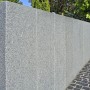 Antra-Graue Granit Palisade, gesägt und geflammt, als Garteneinfassung.