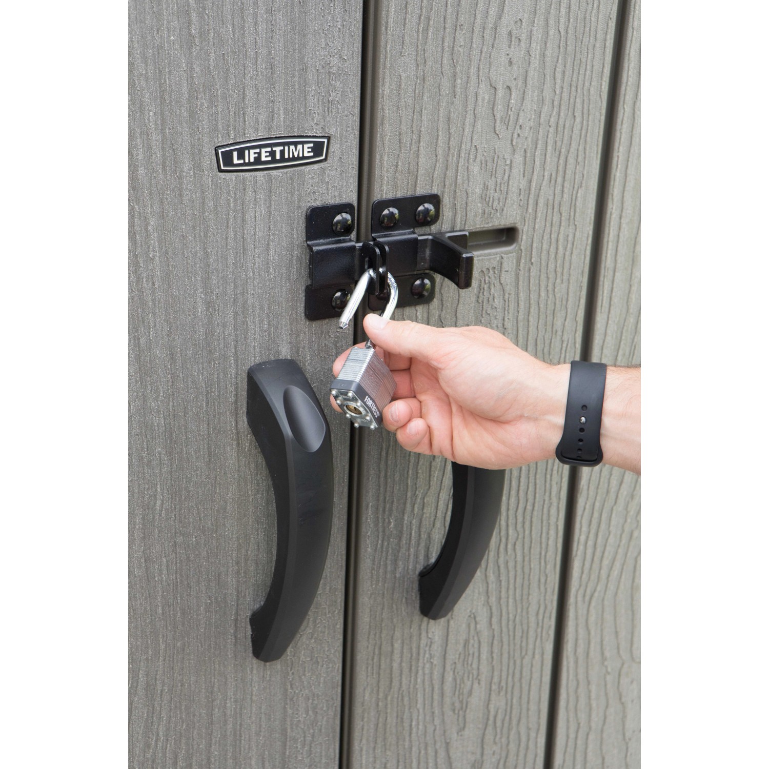 Detailaufnahme: Lifetime Gartenschrank mit Vorhängeschloss. Graue Holzoptik, abschließbar.