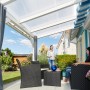 Transparente Acryl Stegdoppelplatte 16-32 als Terrassenüberdachung mit Sitzgruppe im Garten.