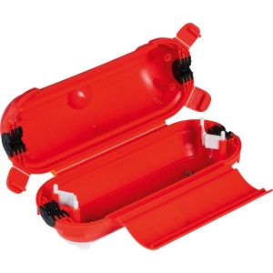 Offene rote Sicherheitsbox für Zwischenstecker, spritzwassergeschützt und für Außenbereich geeignet.