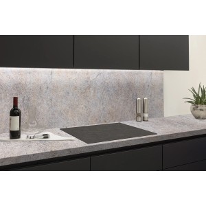 Kaindl Arbeitsplatte Oldstone in moderner Küche mit Kochfeld und Dekoration.
