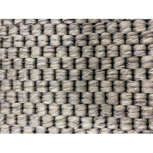 Detailaufnahme einer beigen Stufenmatte (65x28 cm) mit gewebter Textur.