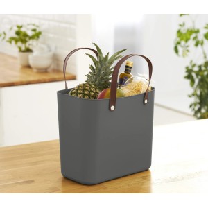 Anthrazitfarbene Rotho Albula Multibag 25L Aufbewahrungsbox mit Lebensmitteln.