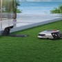 Dreame Mähroboter A2 2000 mit Ladestation auf Rasen vor modernem Haus.