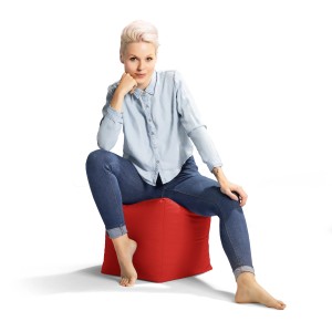 Frau sitzt auf rotem Sitting Point Hocker (60 l). Bequemer Sitzsack für Jugend- und Wohnzimmer.