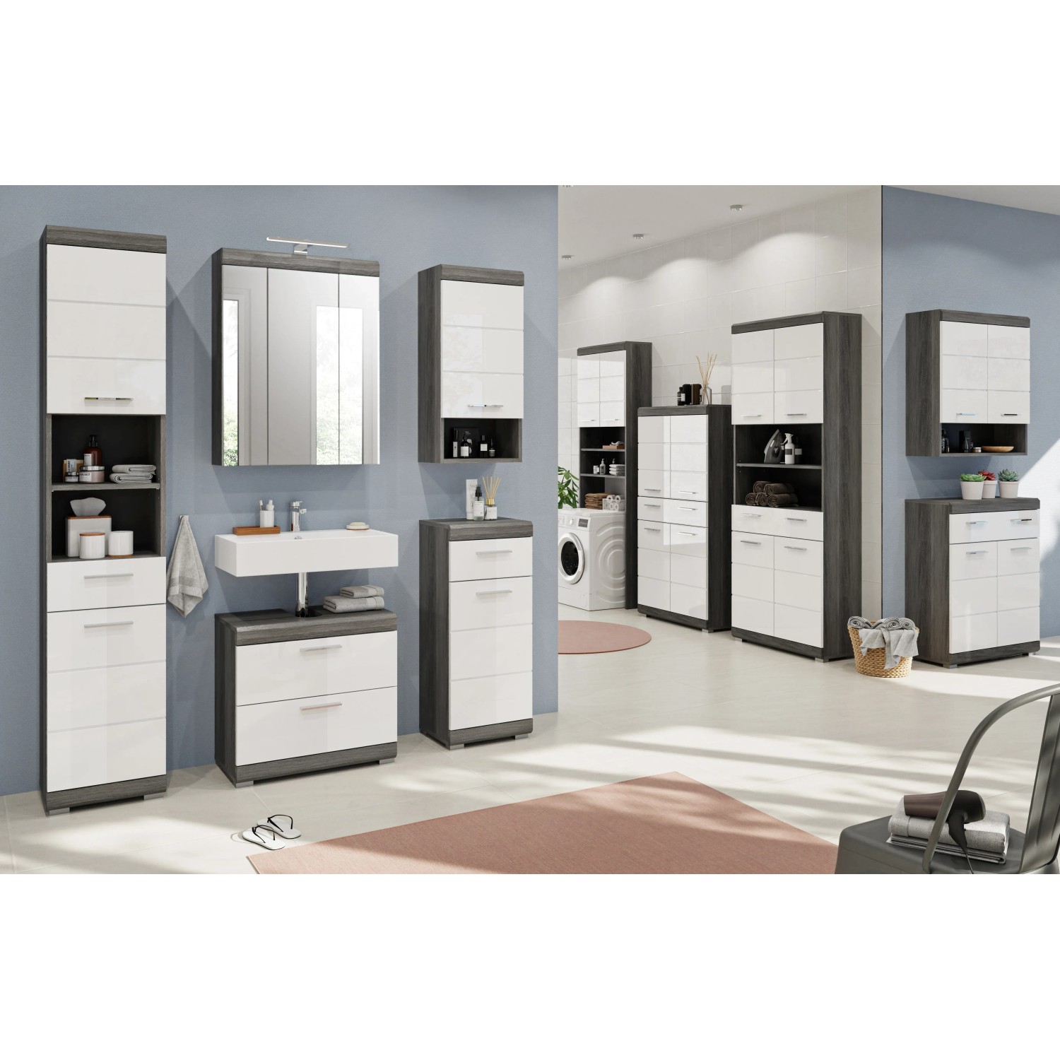 Modernes Badezimmer mit Waschmaschinenüberbau in Weiß-Rauchsilber und weiteren Bad-Einbauschränken.