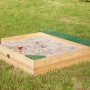 Quadratischer Axi Sandkasten Amy aus Holz mit grünen Akzenten und Stauraum, 115x115 cm.