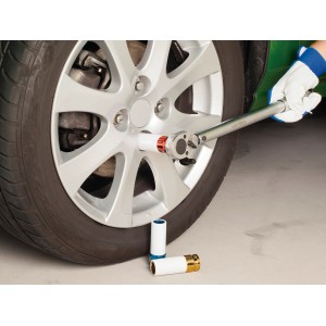 Alu-Felgen Stecknussset im Einsatz: Radwechsel mit 17/19/21 mm Nüssen. Werkzeug für Wartung & Autoreparatur.