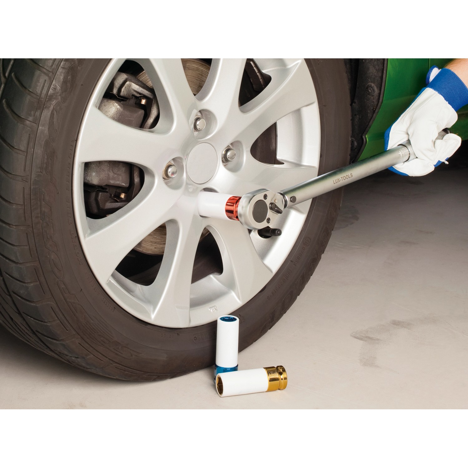 Alu-Felgen Stecknussset im Einsatz: Radwechsel mit 17/19/21 mm Nüssen. Werkzeug für Wartung & Autoreparatur.