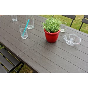 Rechteckiger, brauner Garden Pleasure Klapptisch Tabora (180x74,5cm) mit Geschirr und Pflanze dekoriert.