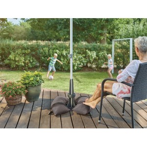 Baser Sonnenschirmständer 50 kg, dunkelgrau, mit Sandsäcken auf Holzterrasse im Garten.