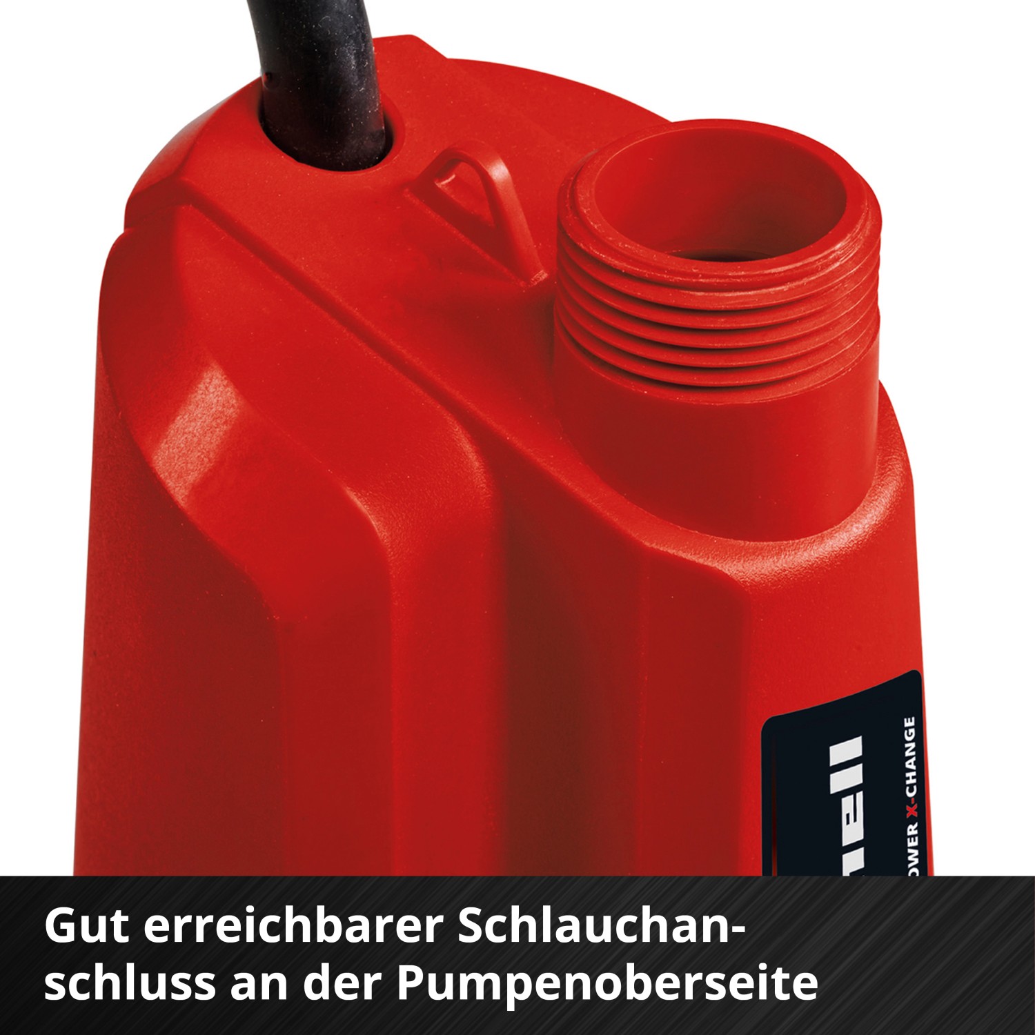 Detailaufnahme der roten Einhell Akku-Klarwasserpumpe GE-SP 18 Li mit Schlauchanschluss.