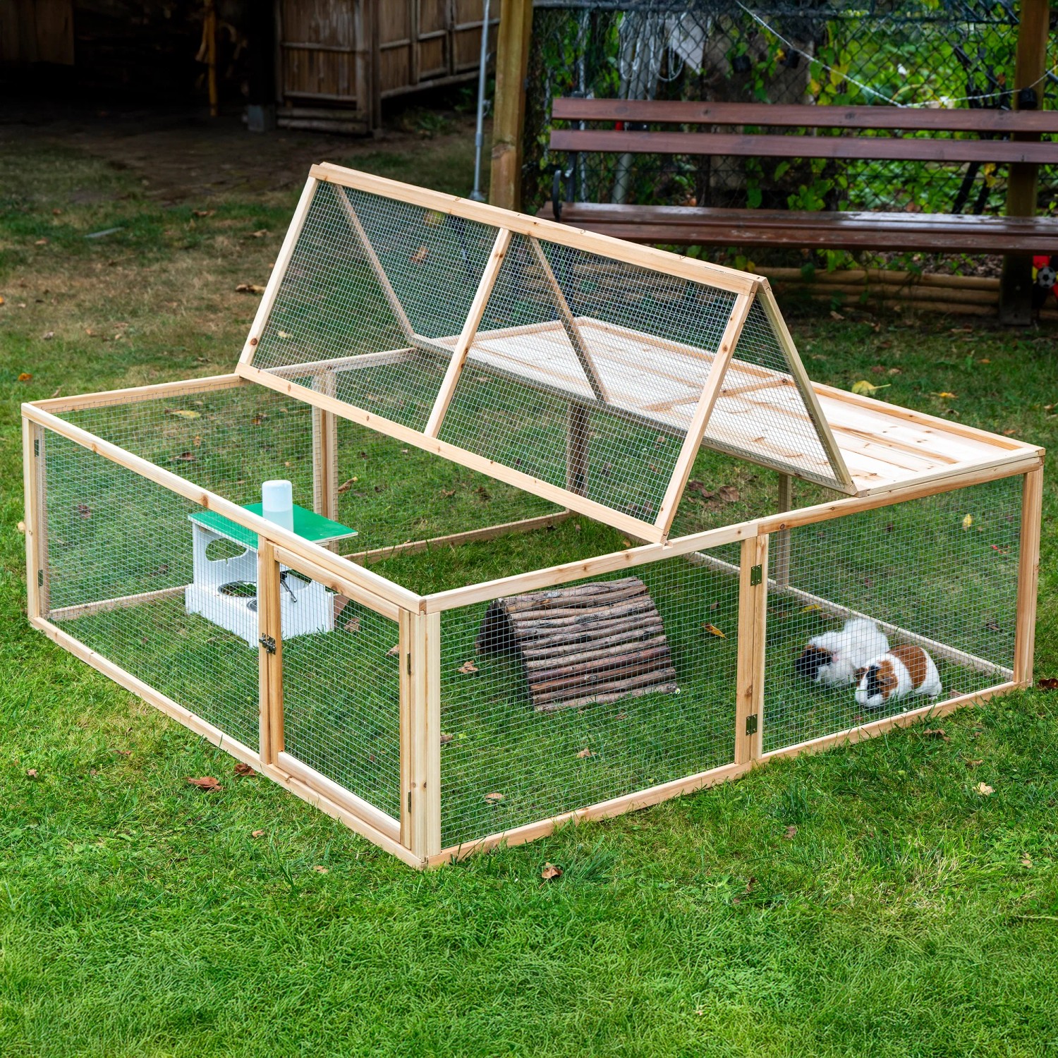 Aufklappbares, 4-eckiges Freilaufgehege aus Holz (148x148x50cm) mit Meerschweinchen.