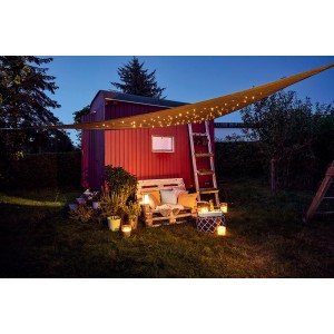 Graues Solar-Sonnensegel mit LED-Lichtern für stimmungsvolle Gartenbeleuchtung.