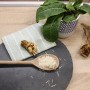 Blu Bio-Meerrettich (Armoracia rusticana) mit Pflanze, Wurzel und gerieben auf einem Teller.