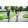 Junge auf blauem Six Degrees Stuntscooter mit Wing-Lenker & 360-Grad-Lenkung im Park. Sport & Fitnessgerät.