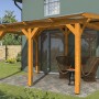 Freistehende Skan Holz Terrassenüberdachung Siena aus Leimholz in Eiche hell mit klarer Dacheindeckung.