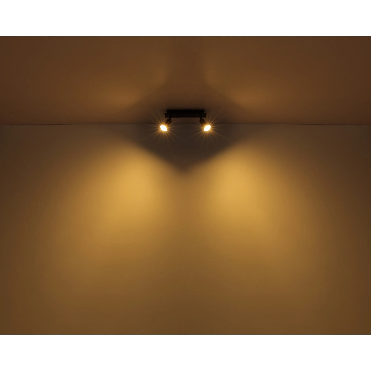 Globo Strahler Drew, 3-flammig, schwarz matt, an der Decke montiert und leuchtend.