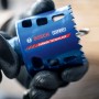 Blaue Bosch Expert Lochsäge (Ø 51 mm) für robuste Materialien in Hand mit Arbeitshandschuhen.