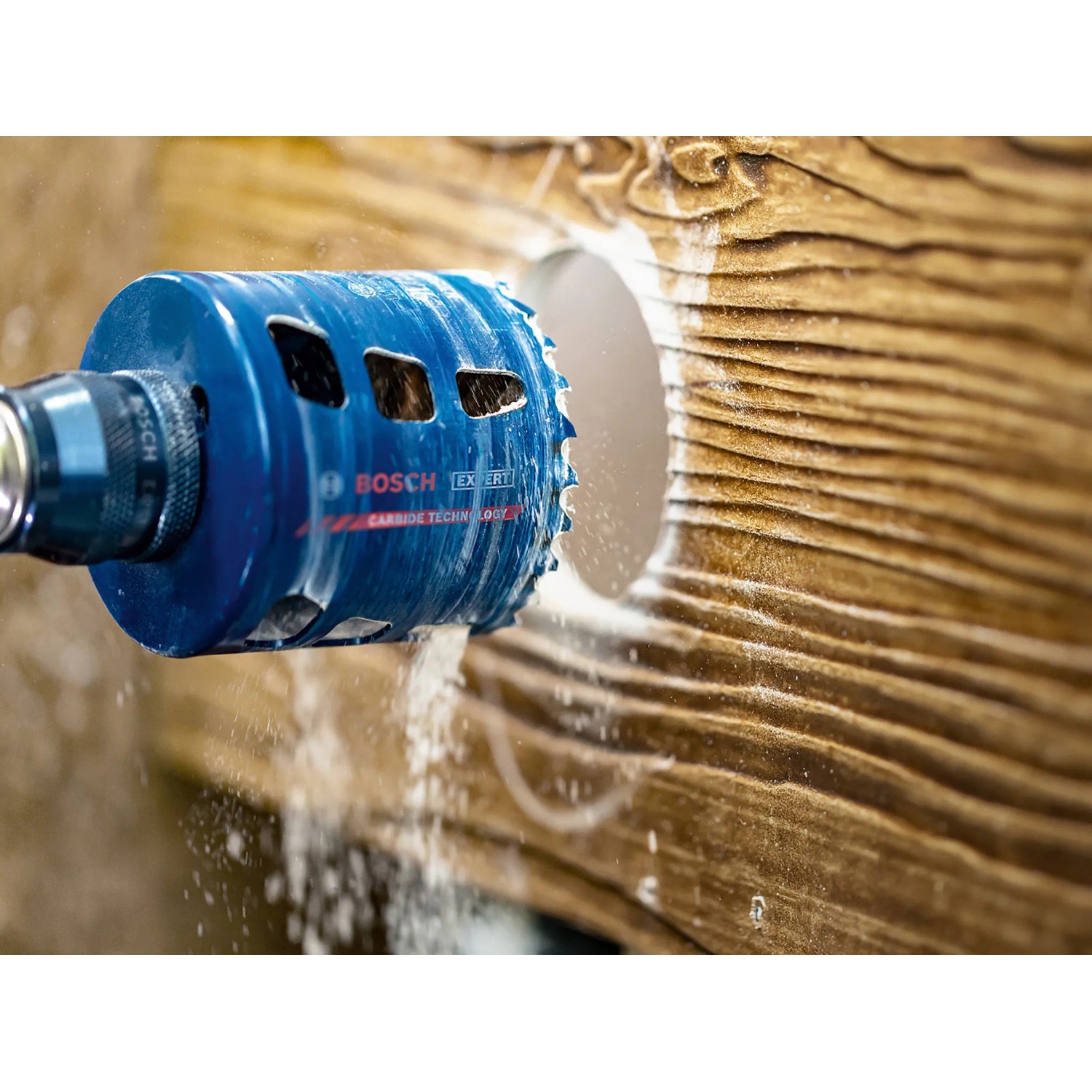 Bosch Expert Lochsäge Tough Material Ø 68 mm bohrt Loch in Holz.