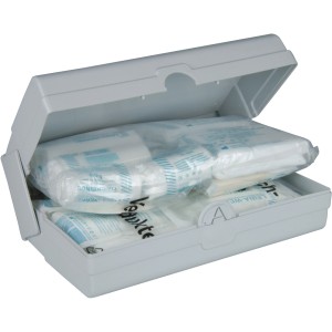 Geöffneter Leina Verbandskasten DIN 13164-2022 mit Rettungsdecke, gefüllt mit Verbandsmaterial in Folientaschen.