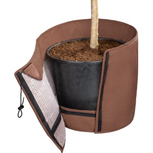 Thermo-Topfschutz (70x50cm) in Braun um einen schwarzen Pflanztopf. Frostschutz für Gartenpflanzen.