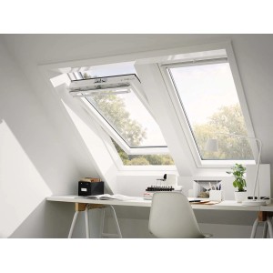 Velux Schwingfenster GGU CK04, Polyurethan, 55x98 cm, eingebaut in Dachschräge über Schreibtisch.