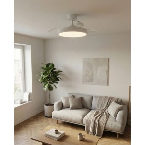 Weißer Eglo LED-Deckenventilator Malpica (Ø 98 cm) mit transparenten Flügeln und Beleuchtung im Wohnraum.
