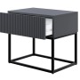 Selsey Veldio Nachttisch, schwarz, mit Rillenfront und offener Schublade auf schwarzem Metallgestell, 50 cm.