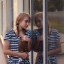 Venilia Spiegelfolie auf Fenster mit Mädchen, das sich spiegelt. Sichtschutzfolie für mehr Privatsphäre.