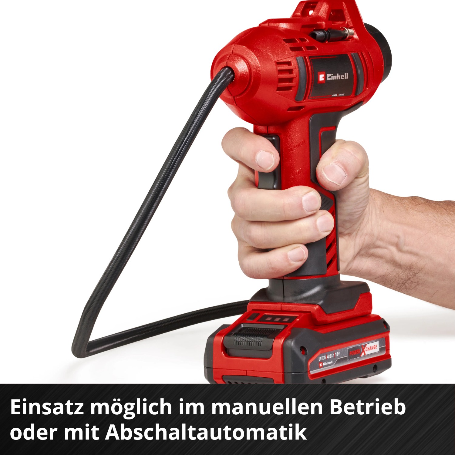 Einhell Akku-Autokompressor CE-CC 18 Li-Solo in Rot, mit Schlauch in Hand gehalten.