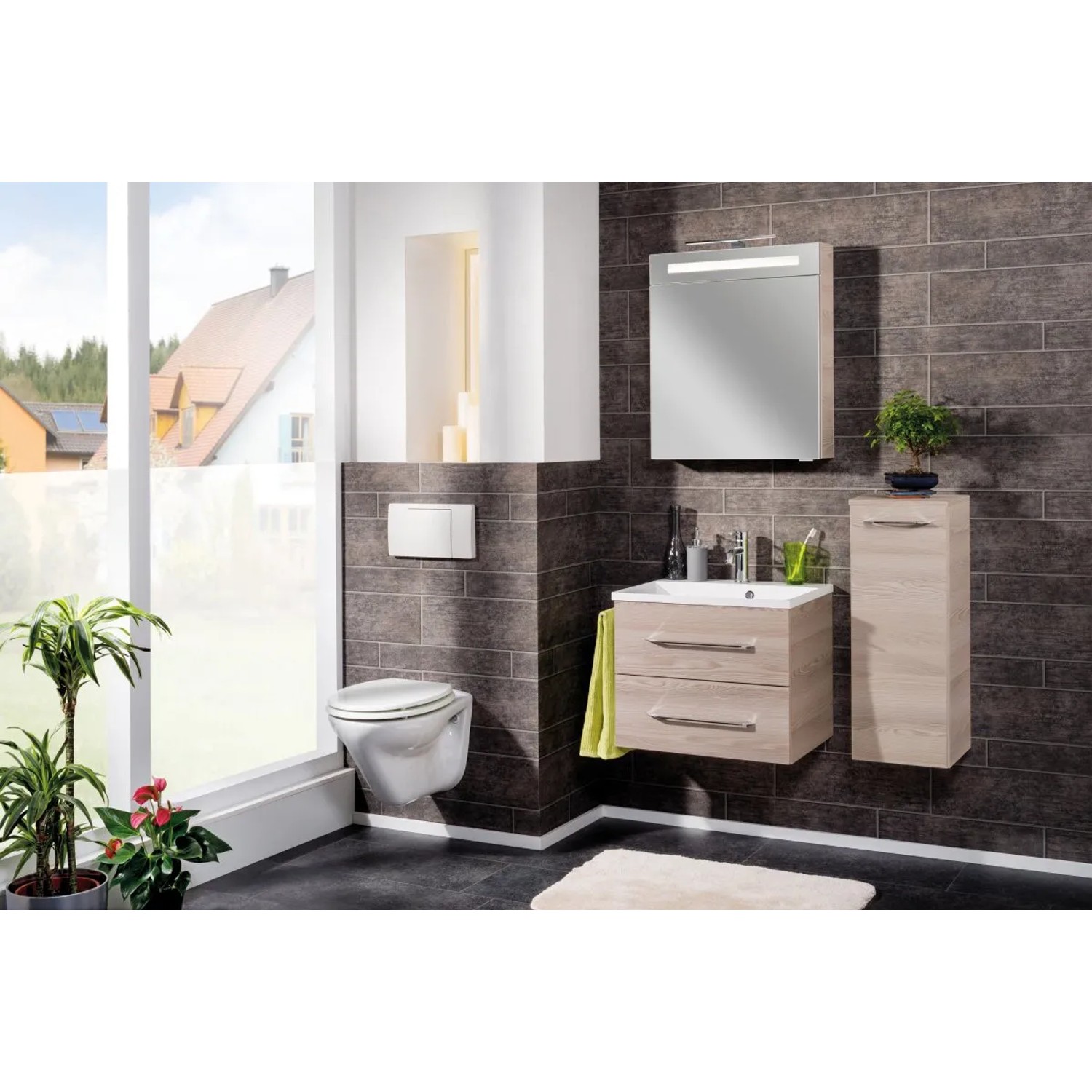 Badezimmer-Szene mit Fackelmann Hängeschrank B.Clever Alaska Esche, Waschbecken und Spiegel.