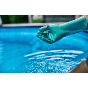 Grüner Gebol Green Tech Arbeitshandschuh Größe L über blauem Wasser.