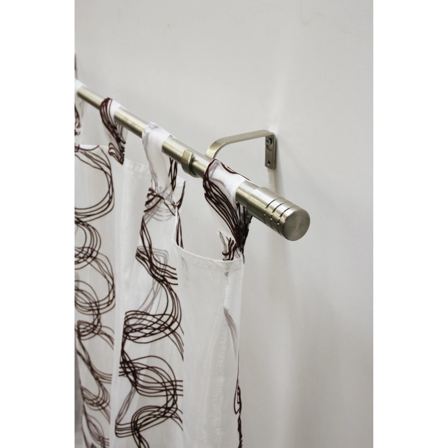 Gardinia Gardinenstangen-Set Zylinder, Edelstahl, 120-210 cm, mit Gardine an der Wand.