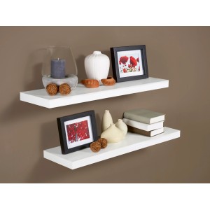 Zwei weiße Regalböden Carlton mit Deko an einer braunen Wand.