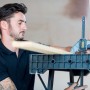 Mann arbeitet mit einer klappbaren Stanley FatMax Werkbank mit Schraubzwinge.