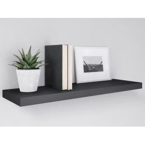 Schwarzes Wandregal Carlton (60 cm) mit Deko-Elementen an einer weißen Wand.