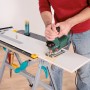 Wolfcraft Master 200 Werkbank: Mann sägt Holzplatte mit Stichsäge auf Arbeitstisch.