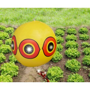 Gardigo Vogelabwehr Ballon 2er Set im Garten. Gelber Ballon mit Augenmuster und Flatterbänder zur Vogelabwehr.
