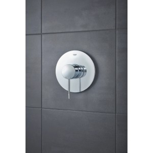 Grohe Essence Einhand-Brausebatterie in Chrom an grauer Wand.