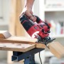 Rote Skil Pendel-Stichsäge 4531GA mit 680 W Leistung sägt präzise Holz. Die LED-Arbeitsleuchte beleuchtet die Schnittlinie.