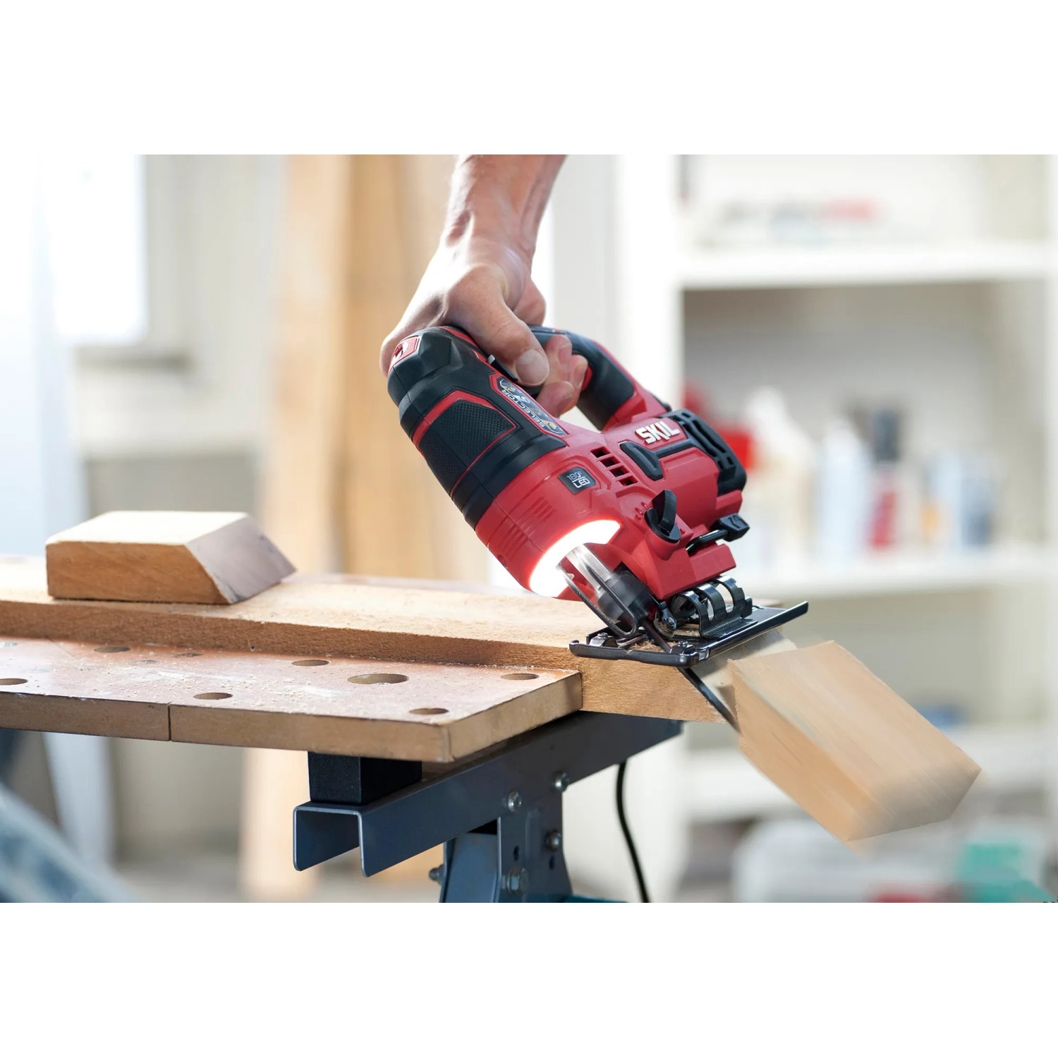 Rote Skil Pendel-Stichsäge 4531GA mit 680 W Leistung sägt präzise Holz. Die LED-Arbeitsleuchte beleuchtet die Schnittlinie.